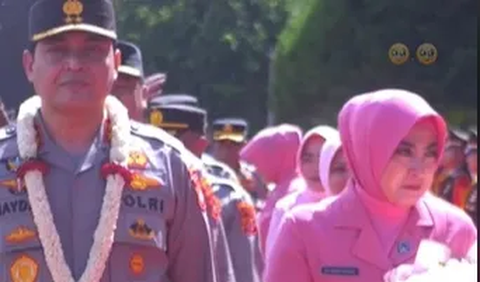 Terlihat istri dari Irjen Haydar beberapa kali sempat menghapus air matanya.