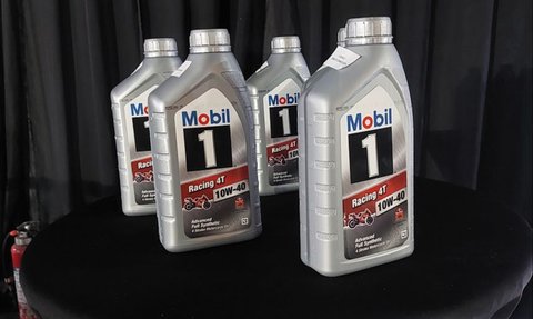 Pakai Celana Sedengkul, Pembalap MotoGP Binder Meriahkan Pelumas Baru Mobil1 Racing