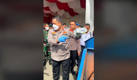 Kapolda Aceh Irjen Achmad Kartiko memimpin pemusnahan barang bukti narkotika jenis sabu seberat 112 kilogram di Mapolda Aceh pada Rabu (11/10).<br>