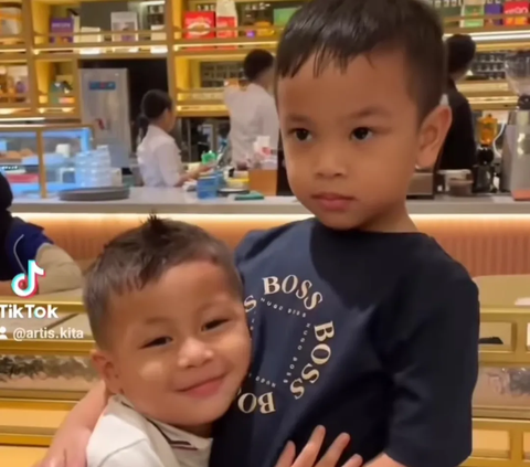 10 Momen Lucu Kebersamaan Kenzo Anak Baim Wong dan Gala Sky, Gemesin Banget!