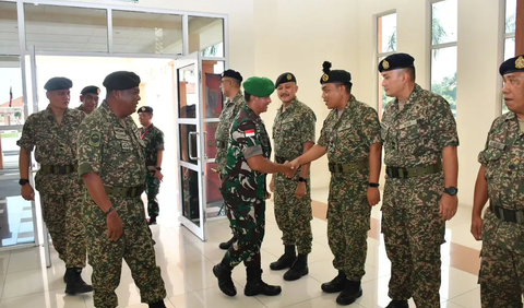 Kedatangan Iwan bersama delegasinya disambut hangat oleh Panglima Divisyen Pertama Infantri Malaysia (1 Div), Mej Jen Hassan Embong.