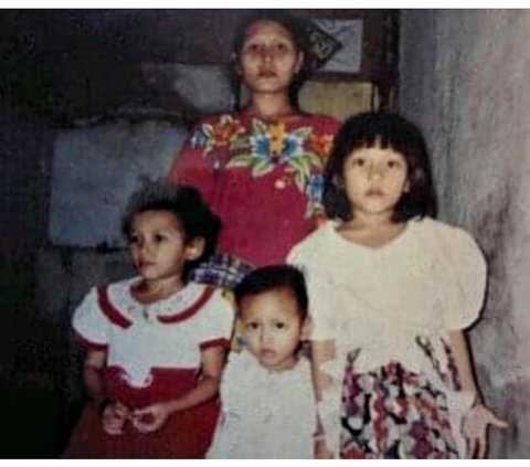 Maulida Octavia atau yang lebih dikenal dengan nama Via Vallen adalah pedangdut terkenal asal Jawa Timur. Ia lahir di Surabaya, 1 Oktober 1991 silam. Ia adalah anak pertama dari tiga bersaudara. 