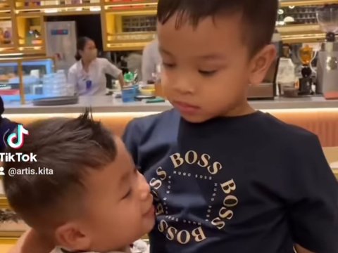 10 Momen Lucu Kebersamaan Kenzo Anak Baim Wong dan Gala Sky, Gemesin Banget!