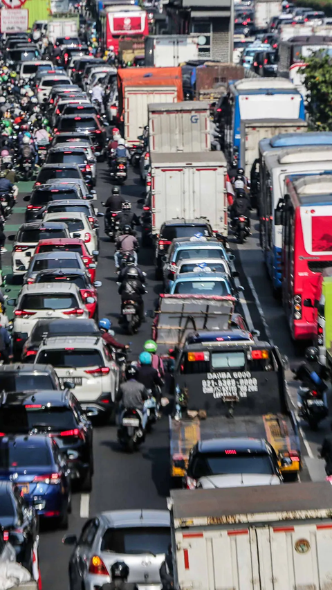 Macetnya Selevel Puncak, 'Abang Gemblong' sampai Pindah Jualan ke TB Simatupang Jaksel