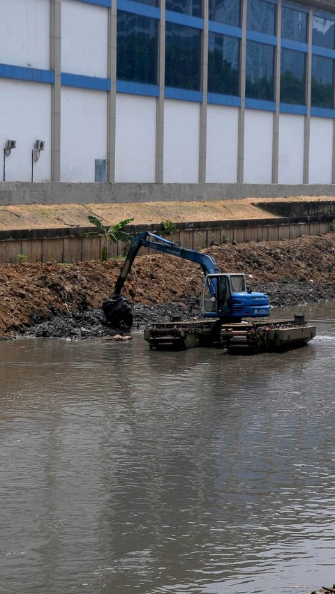 FOTO: Pemprov DKI Keruk Kanal Banjir Barat untuk Antisipasi Banjir