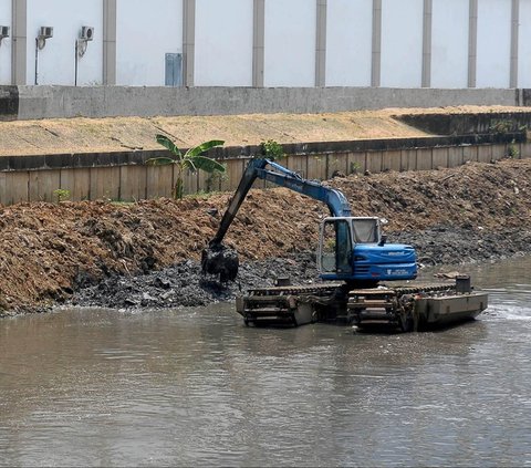 Dinas Sumber Daya Air (SDA) DKI Jakarta terus melakukan pengerukan lumpur di waduk, sungai, kanal, san saluran penghubung. Pengerukan tersebut dilakukan dalam rangka mengantisipasi terjadinya banjir di Ibu Kota.