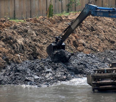 FOTO: Pemprov DKI Keruk Kanal Banjir Barat untuk Antisipasi Banjir