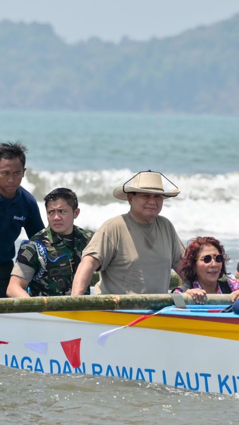 Prabowo Beri Bantuan 10 Kapal untuk Nelayan di Pangandaran<br>