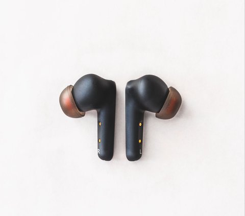 Earbuds vs Headphone: Mana yang Lebih Baik untuk Kesehatan Telinga?
