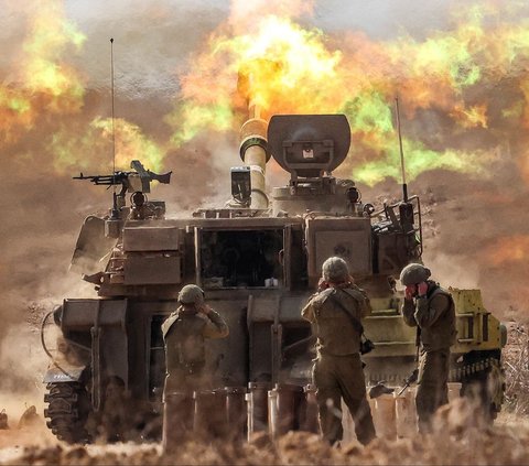 Israel mengerahkan barisan tank untuk mengepung Jalur Gaza setelah secara resmi mengumumkan perang melawan kelompok Hamas yang melancarkan serangan mematikan pada akhir pekan lalu, Sabtu (7/10).