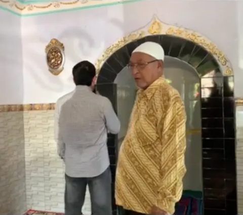 Pria Asal Madinah Tiba-tiba Adzan di Masjid Pasuruan, Suaranya Langsung Bikin Tangis Pecah