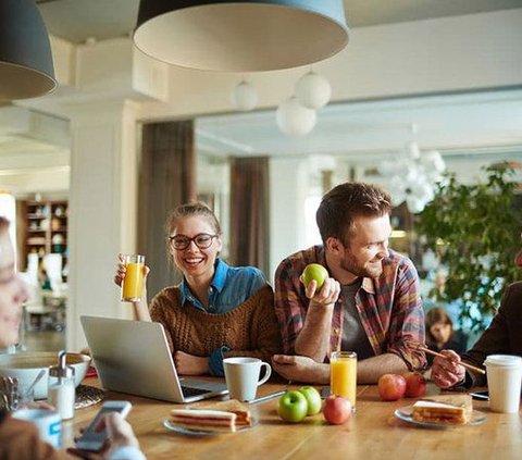 Makan siang bersama pasangan bisa menjadi salah satu cara quality time ideal bersama orang yang kita sayang.