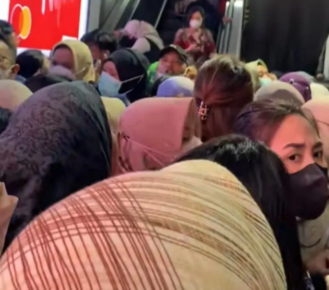 Viral Video Antrean Penuh Sesak Penumpang KRL di Stasiun Sudirman, Ini Penjelasan KCI