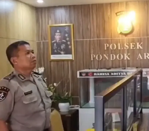 Petugas Polisi di Polsek Pondok Aren Tiba-Tiba 'Mematung' Tak Bergerak