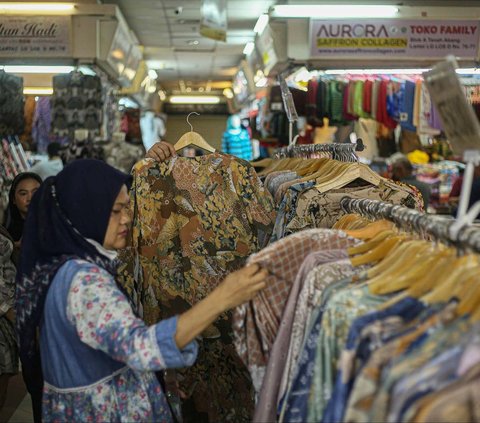 Pemandangan suasana Blok B Pasar Tanah Abang, Jakarta, pada Kamis (12/10/2023). Setelah TikTok Shop resmi ditutup pekan lalu, sejumlah pengunjung mulai berlalu-lalang di kawasan Pasar Tanah Abang yang sebelumnya dikabarkan sepi.