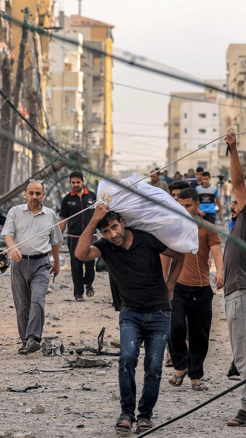 Konflik Israel-Hamas yang sedang berlangsung ini kian memanas. Gambar-gambar gedung hunian, pasar, dan masjid di Gaza yang rusak menjadi simbol pembalasan atas serangan yang diluncurkan oleh militan Hamas Palestina terhadap wilayah Israel pada Sabtu.