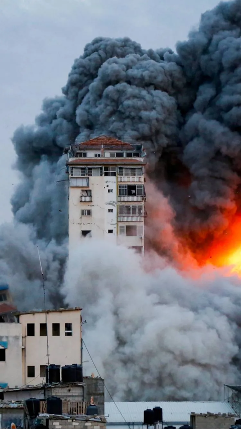 Sementara itu, konflik antara Israel dan Hamas terus berlanjut, dan dampaknya sangat merusak. Setelah serangan yang menimpa warganya oleh Hamas, Israel mengumumkan “pengepungan total” dan memutuskan pasokan air, makanan, bahan bakar, dan listrik ke Gaza, yang dihuni oleh lebih dari 2,3 juta orang.<br>