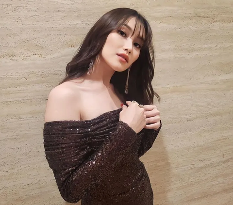 Cantik Paripurna! ini Deretan Foto Terbaru Ayu Ting Ting Tampil Kenakan Gaun Hitam, Penampilannya Disebut Bak Wanita Korea