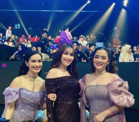 Cantik Paripurna! ini Deretan Foto Terbaru Ayu Ting Ting Tampil Kenakan Gaun Hitam, Penampilannya Disebut Bak Wanita Korea