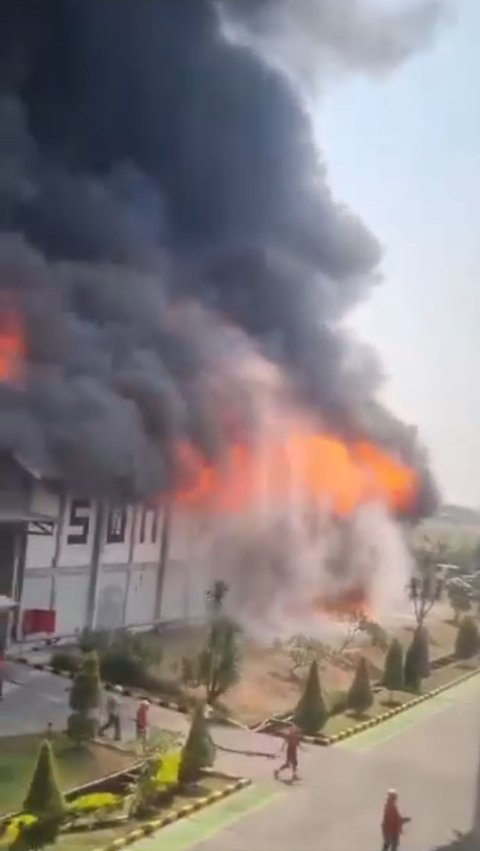Karyawan dari pabrik tersebut terlihat berhamburan mencoba keluar dan menghindari kobaran api ketika sirine tanda bahaya berbunyi.<br>