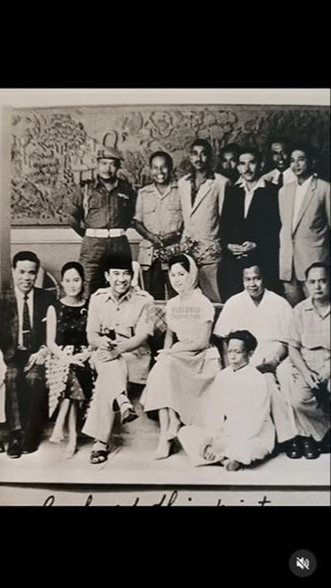 Surat cinta tersebut dituliskan di bawah foto kebersamaan Soekarno dan sang pujaan hati yang berasal dari Jepang sekaligus sang istri, Ratna Sari Dewi.<br>