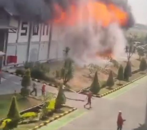 Pabrik Tisu di Mojokerto Terbakar Hebat, 5 Unit Mobil Pemadam Diterjunkan