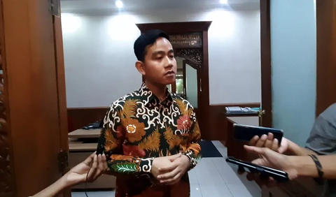 Terkait munculnya anggapan jika uji materi di MK tersebut hanya salah satu upaya memuluskannya agar bisa dicalonkan menjadi cawapres, Gibran menyerahkannya kepada masyarakat.<br>