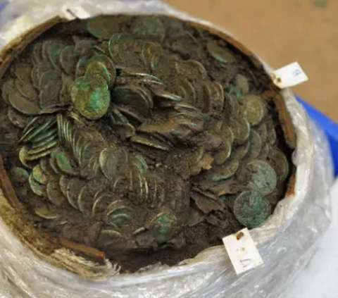 Pencari Logam Temukan Timbunan Koin Romawi dari Abad 32 SM di Sebuah Lembah, Jumlahnya Mengejutkan