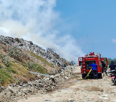 Detik-Detik Kebakaran di Tempat Pembuangan Akhir Sampah Terbesar Bali