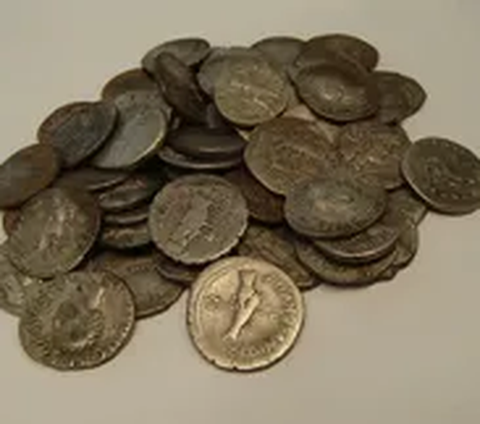 Pencari Logam Temukan Timbunan Koin Romawi dari Abad 32 SM di Sebuah Lembah, Jumlahnya Mengejutkan