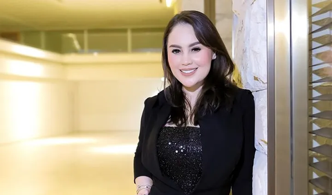 Penampilan Jennifer Dunn menjadi sorotan netizen. Potret Jennifer Dunn dipuji begitu cantik.<br>