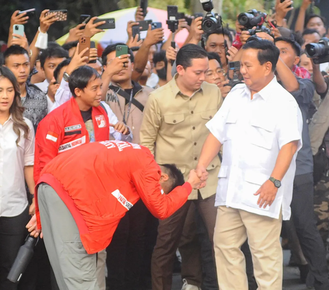 Ketua Umum Partai Gerindra, Prabowo Subianto bersalaman dengan Ketua Umum Partai Solidaritas Indonesia (PSI), Kaesang Pangarep saat menyambut kedatangan di kediamannya di Jalan Kertanegara IV, Jakarta, Kamis (12/10/2023).