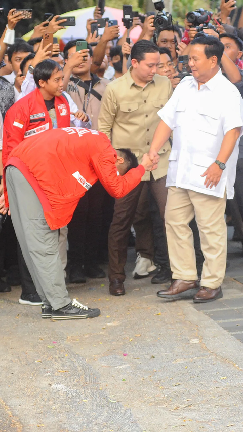 Dia langsung disambut oleh  Prabowo Subianto dan para elite DPP Gerindra di Kertanegara.