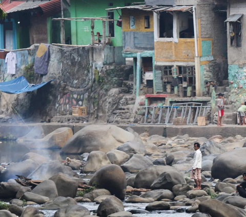 Musim kemarau yang berkepanjangan membuat aliran Sungai Ciliwung terus menyusut.<br><br>Keadaan ini sudah berlangsung selama berbulan-bulan di kawasan Pulo Geulis Kota Bogor, Jawa Barat, Kamis (12/10/2023).