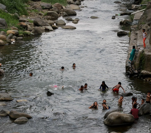FOTO: Penampakan Wajah Sungai Ciliwung Nyaris Kerontang, Batuan Cadas Bermunculan