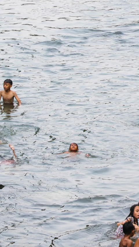Kondisi dimanfaatkan oleh anak-anak setempat sebagai tempat bermain dan berenang di aliran sungai Ciliwung di kawasan tersebut.