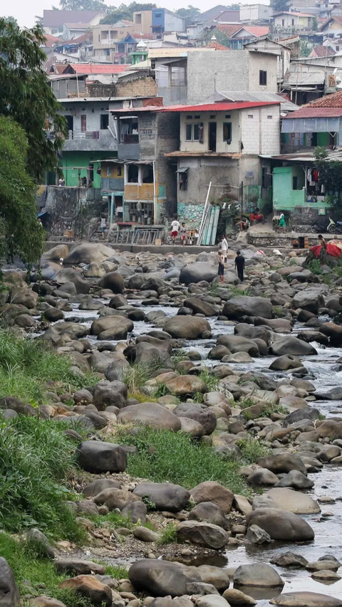 Kondisi sungai Ciliwung yang menyusut airnya di kawasan Pulo Geulis Kota Bogor, Jawa Barat, Kamis (12/10/2023).
