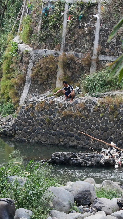 Seorang warga sedang asyik memancing di aliran sungai Ciliwung yang surut saat musim kemarau di kawasan Pulo Geulis Kota Bogor.