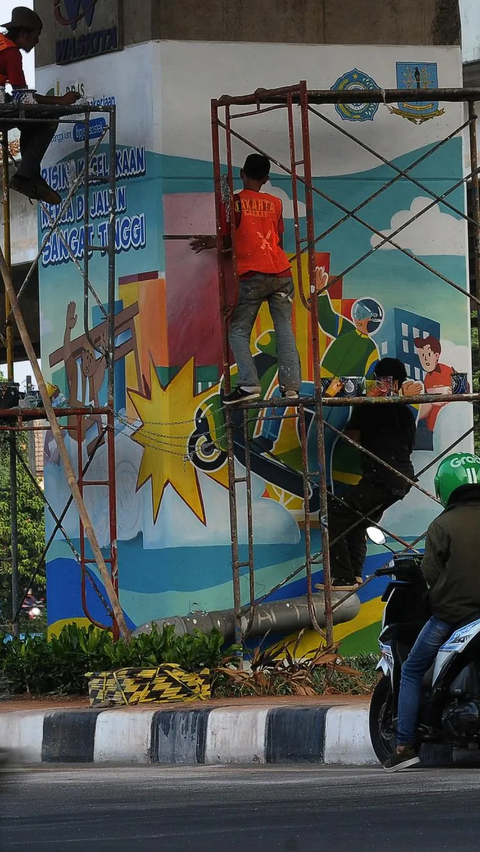 FOTO: Mural BPJS Jakarta Bebas Polusi Percantik Tiang Pancang Kolong Tol Becakayu