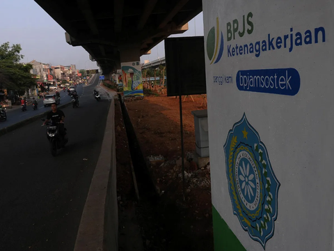 FOTO: Mural BPJS Jakarta Bebas Polusi Percantik Tiang Pancang Kolong Tol Becakayu