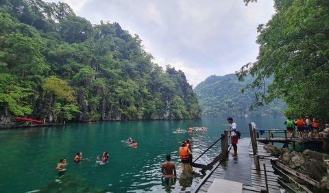 Kayangan Lake