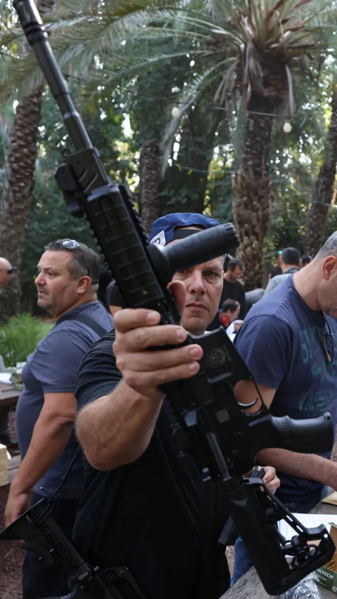 Warga Israel sedang mempersiapkan diri dengan melakukan latihan  menembak. Latihan itu dilakukan sebagai persiapan sebelum terjun berperang.<br>