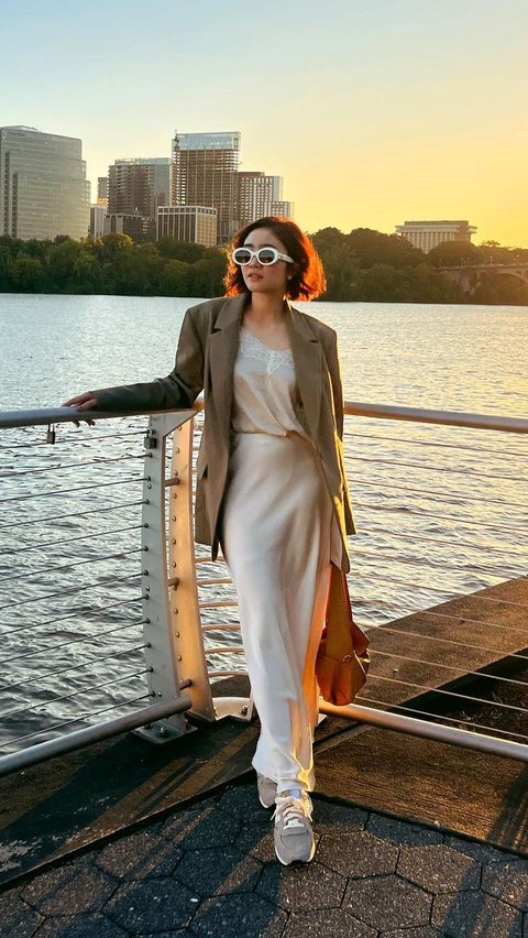 Style New Yorker Febby Rastanty, Sunglasses Jadi Andalan