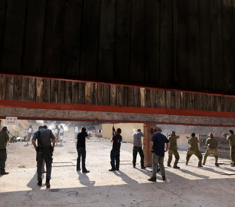 FOTO: Melihat Persiapan Warga Israel Sebelum Terjun Berperang Latihan Tembak dengan Senapan Serbu yang Baru Diterima