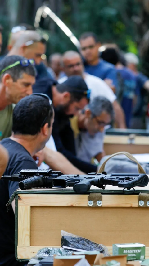 Tampak kesibukan warga Israel yang mendaftarkan diri saat akan menerima senapan serbu militer.
