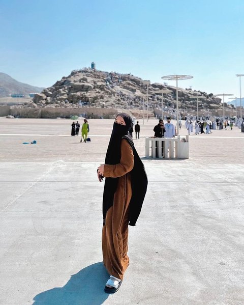 Didoakan Segera Bertemu Jodoh, 8 Foto Cantik Ririe Fairuz Saat Umrah di Tanah Suci