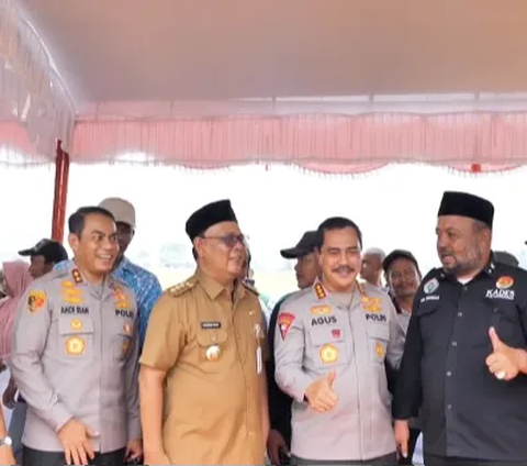 Berseragam Polri Pakai Topi Caping Petani, Intip Momen Komjen Agus Andrianto Turun ke Sawah Menanam Padi