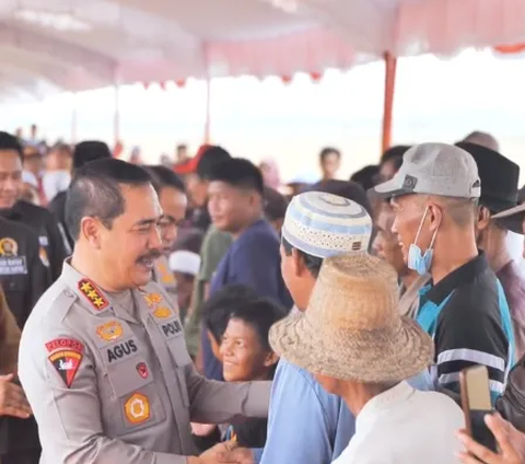 Berseragam Polri Pakai Topi Caping Petani, Intip Momen Komjen Agus Andrianto Turun ke Sawah Menanam Padi