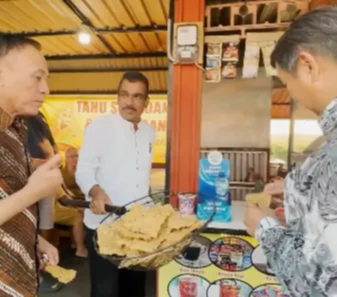 Tidak tanggung-tanggung, keduanya bahkan mencicipi langsung Tahu Sumedang dan tempe goreng yang baru saja digoreng. Wajah keduanya pun langsung sumringah setelah mencicipi jajanan favorit. <br>