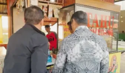 Iriawan atau yang akrab disapa Iwan Bule ini tak bisa memungkiri kelezatan Tahu Sumedang. 